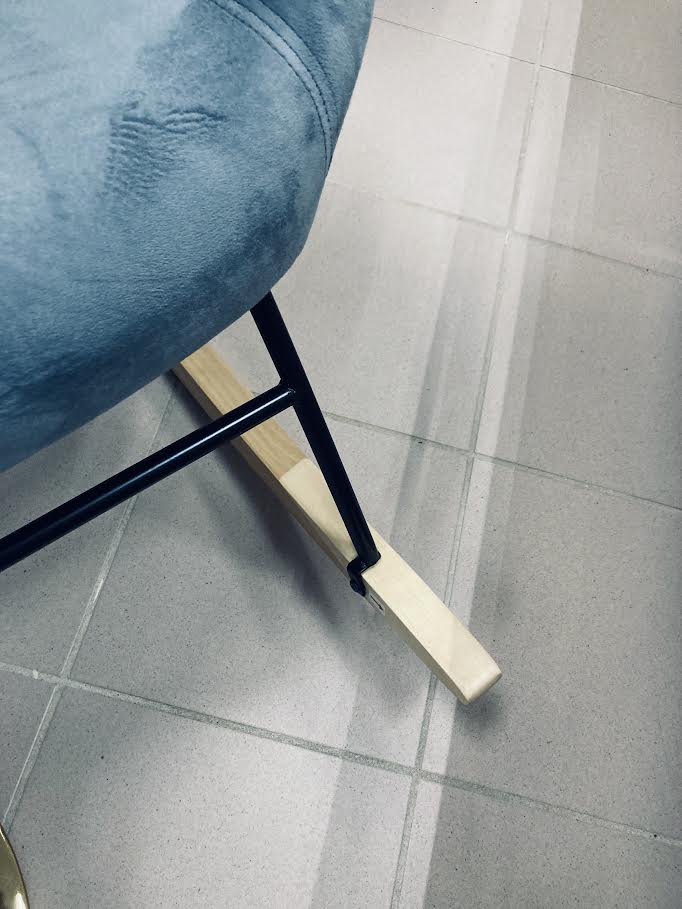 Silla Mecedora de Terciopelo Gris con Base Metálica Negra y Patas de Madera Natural