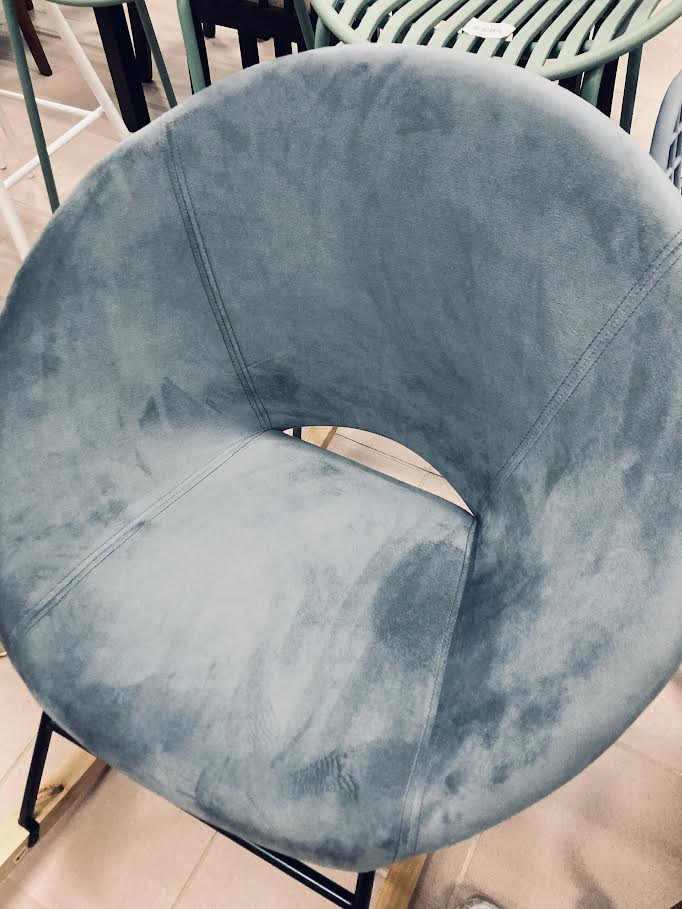 Silla Mecedora de Terciopelo Gris con Base Metálica Negra y Patas de Madera Natural