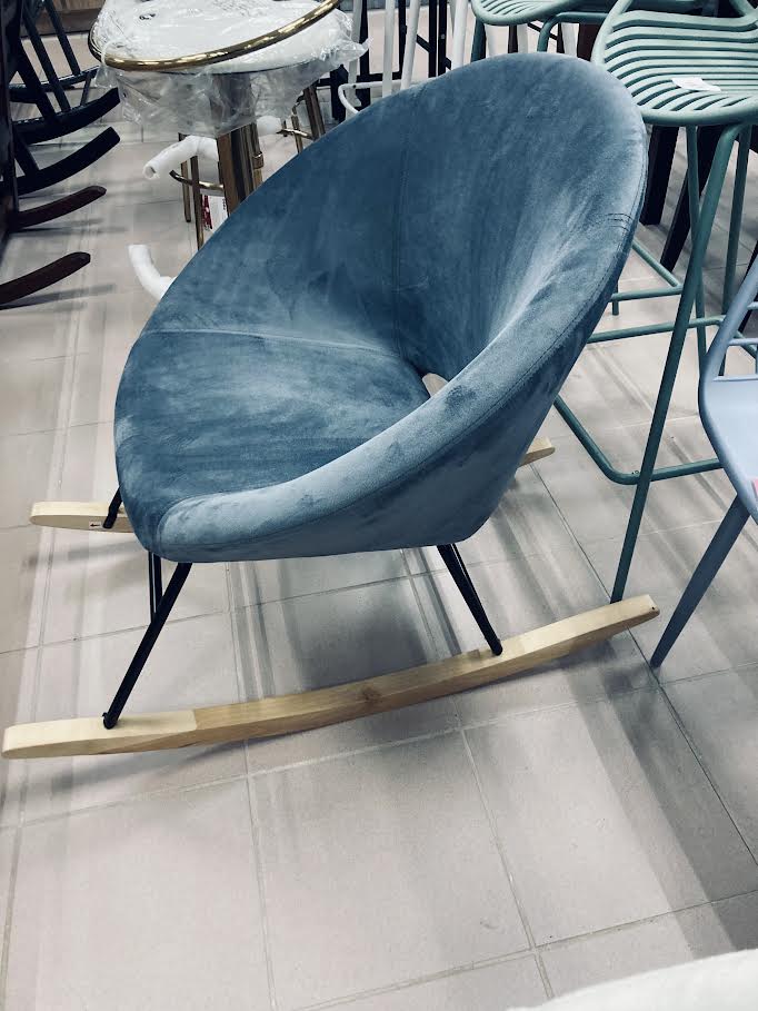 Silla Mecedora de Terciopelo Gris con Base Metálica Negra y Patas de Madera Natural