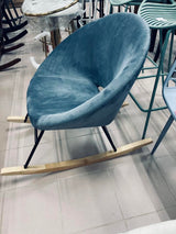 Silla Mecedora de Terciopelo Gris con Base Metálica Negra y Patas de Madera Natural