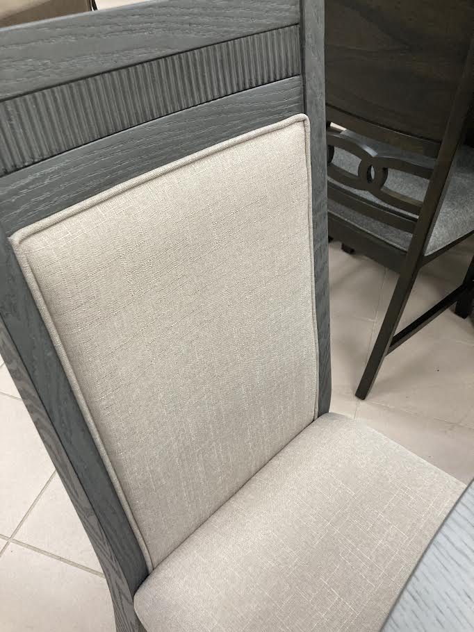 Comedor con forma de hoja con tres sillas y banco