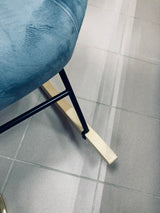 Silla Mecedora de Terciopelo Gris con Base Metálica Negra y Patas de Madera Natural