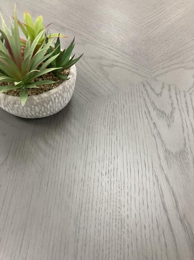 Comedor con forma de hoja con tres sillas y banco