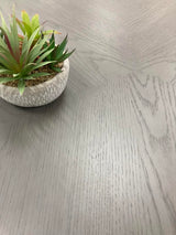 Comedor con forma de hoja con tres sillas y banco